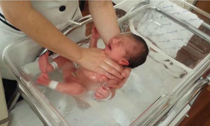 Vídeo-banho-no-Recém-nascido-Aprenda-como-dar-banho-no-bebê-Copia (1)